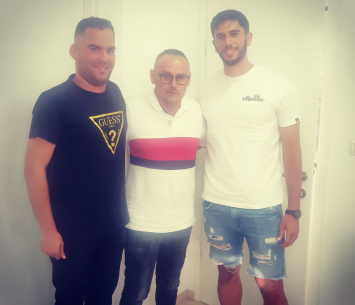 ניסימוב במעמד החתימה עם ראשי עפולה