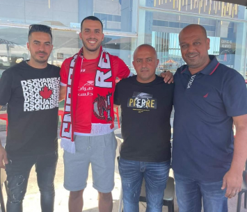 חסן במעמד החתימה 