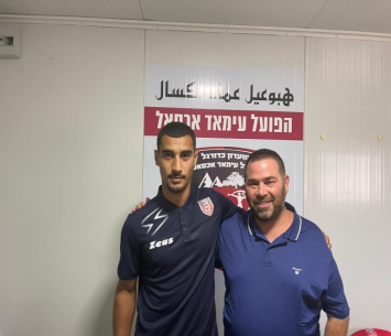 גיש במעמד החתימה