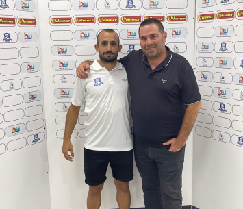 קולני במעמד החתימה