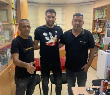 דראוושה במעמד החתימה