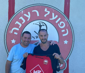 אברגיל במעמד החתימה