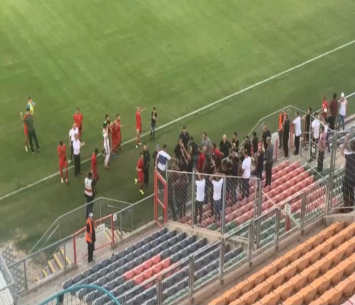 שחקני כפר מנדא חוגגים עם הקהל