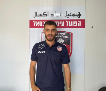 אבו ריא במעמד החתימה