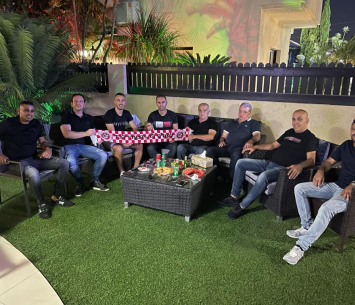 עאיישה במעמד החתימה