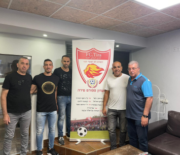 מחאגנה במעמד החתימה