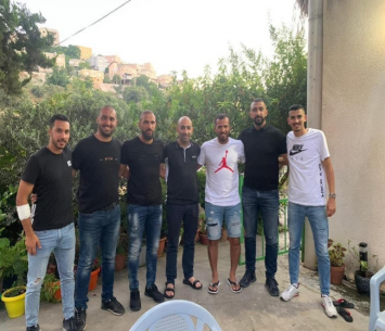 חוזרים לשחק בבית, האחים חג'יר במעמד החתימה (צילום המועדון)