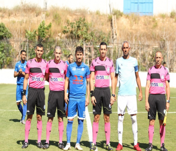 היה רגוע בהתחלה. שחקנים והשופטים בפתיחת המשחק (צילום: דאפר מחאמיד)