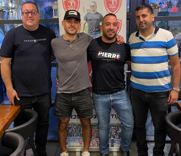 כהן במעמד החתימה