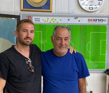 ספיר במעמד החתימה