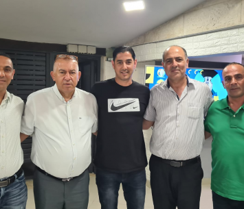 חסון במעמד החתימה