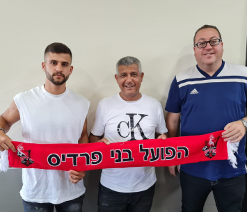 קורן במעמד החתימה