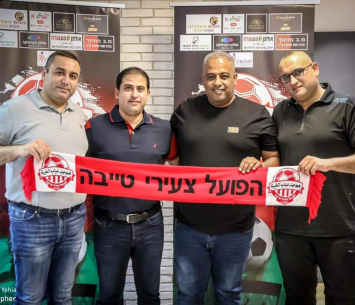 נוגידאת במעמד החתימה 