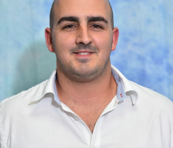 אחד האוהדים השרופים. חבר המועצה לשעבר יוסי בן חמו