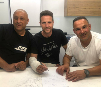 אילן כהן (במרכז) במעמד החתימה (באדיבות הפועל רמת ישראל)