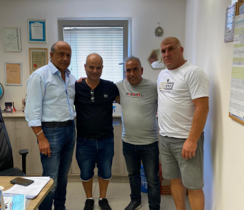 עמר במעמד החתימה