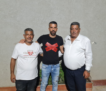 עבאס במעמד החתימה