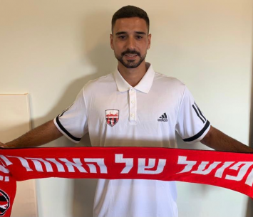 לוי במעמד החתימה