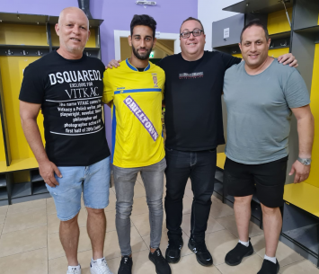 רמדי במעמד החתימה