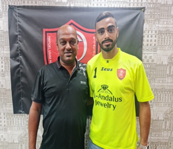 גבארין במעמד החתימה