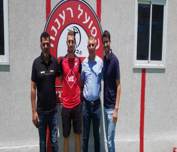 החתמה ענקית. עואודה במעמד החתימה