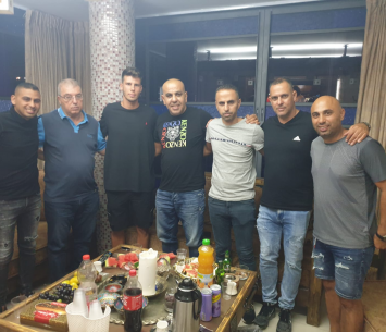 אגוזי במעמד החתימה