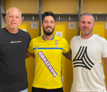 טואף במעמד החתימה