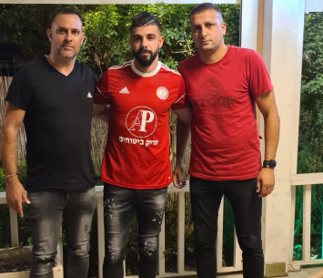 קנאוותי במעמד החתימה