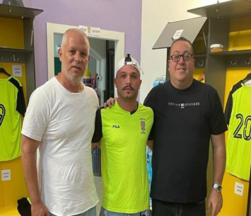 יצחקוב במעמד החתימה