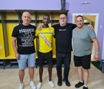 רדאי במעמד החתימה