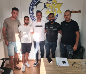 השלושה במעמד החתימה