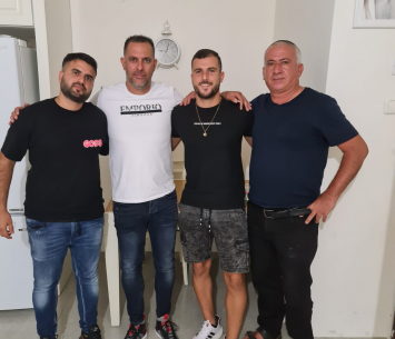 רועי ארז במעמד החתימה