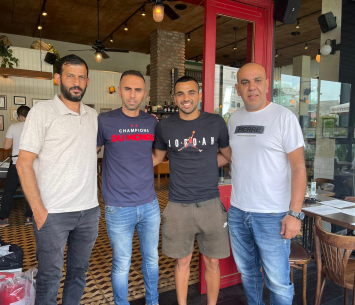 אדרי במעמד החתימה