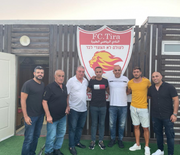 יפרח במעמד החתימה