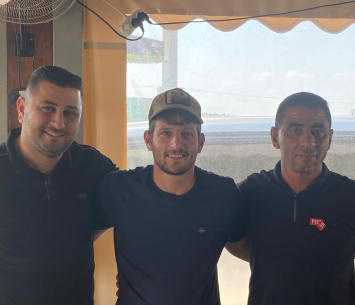 פשחצקי במעמד החתימה