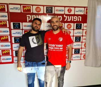 בויס במעמד החתימה