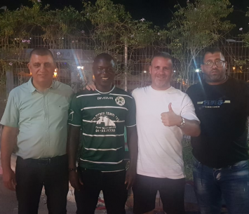 דורבור במעמד החתימה