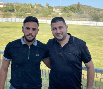 אגבריה במעמד החתימה