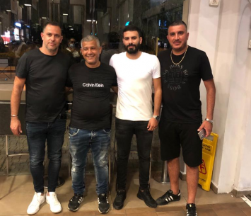 המגן במעמד החתימה