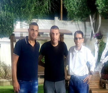 עסלי במעמד החתימה. (צילום: פייסבוק כפר קרע)