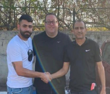 כהן במעמד החתימה