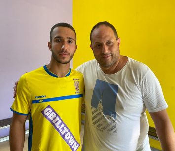 בן שלוש במעמד החתימה