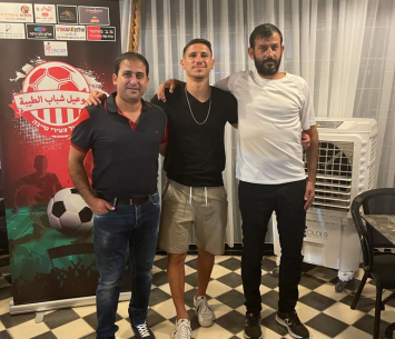 אנגר במעמד החתימה