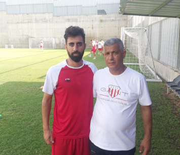 אמסיס במעמד החתימה