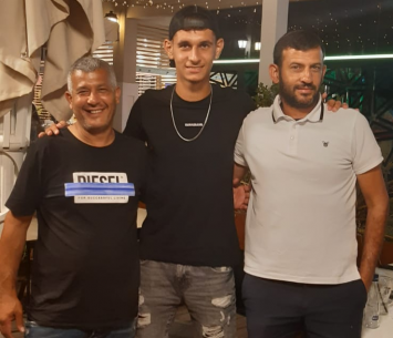 אבוטבול במעמד החתימה