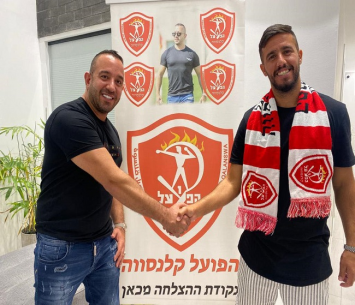 דיין במעמד החתימה