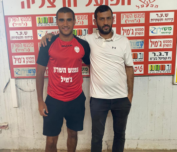 סבן במעמד החתימה 