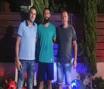 עומר במעמד החתימה