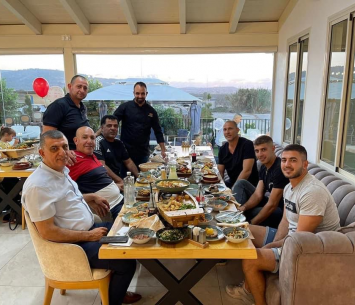 ארמלי במעמד החתימה