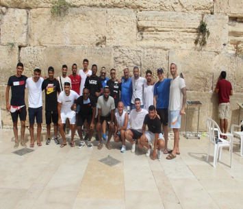 רגע לפני פתיחת העונה בכותל. שחקני ספורטינג